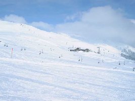 Im Skigbiet, Blick auf die Bergstation der 8 EUB mit Bergrestaurant Schafberghüsli, Im Vordergrund 4SB Gargellner Köpfe.
