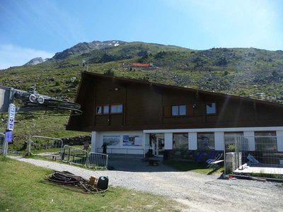 Das Kanzel-Restaurant an der DSB-Bergstation. Oberhalb des Daches erkennt man eine rote Plane, wo Bauarbeiten für die Bergstation der Rosim-Bahn stattfinden.