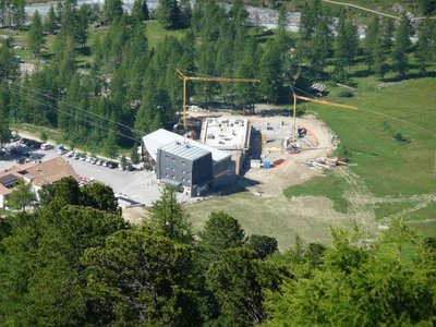 Dann habe ich von der Kanzel zur Talstation der Madritsch-Seilbahn gezoomt. Hier wird die Talstation der Rosim-Bahn gebaut.