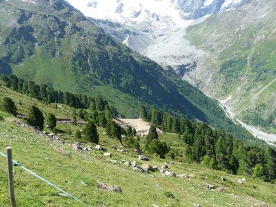 Hier wird in der Bildmitte die Rosim-Piste planiert.