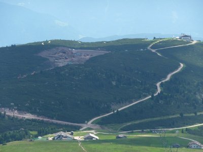 Baufortschritt am 18. Juli. Blick vom Rittner Horn zur Schwarzseespitze.