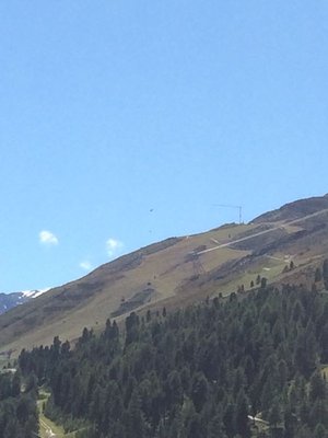 Leider schlecht zu erkennen.<br />Heliflug der neuen Stützen des Wasserkars.