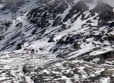 Ich hoffe, man erkennt den Standort des gelben Baggers... Die Trasse läuft entlang der Hangflanke