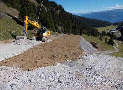Piste verschwenkt hier künftig hangseits (in Abweichung von der bisherigen Führung)