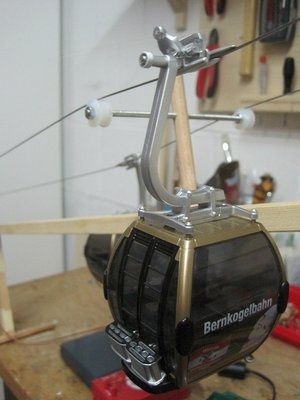 Die Stützrollen habe ich zunächst mit einer 4er Gewindestange auf einem Rundholz mit Kunststoffrollen realisiert.