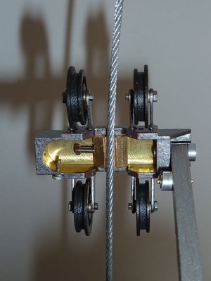 Kupplung von unten gesehen. In der Mitte das Klemmstück mit dem Neodymmagnet.