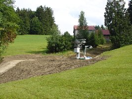 neuer einstiegsbereich schlepper... vor zwei tagen stand hier noch der bagger! jetzt ist alles planiert und mit rasensamen versehen...