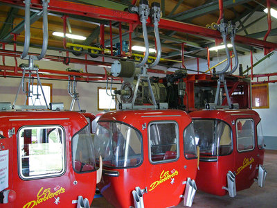 Startbereite Gondeln, im Hintergrund der Antrieb