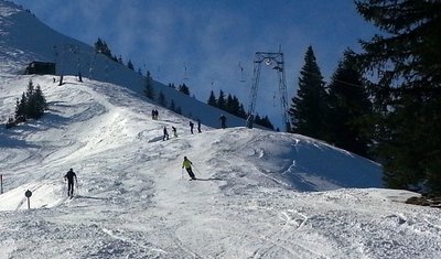 An der Bergstation ändert die Trasse für die talfahrenden Bügel ihre Richtung