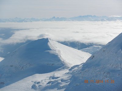 Blick zum Sattel, dort gab es im Schatten sogar etwas Powder.