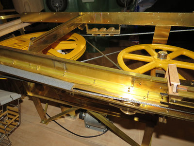 Seilführung am Antrieb. Vorne ist der Filzstreifen zwischen den Schienen zu erkennen, der die Sessel beim Start etwas abbremst.