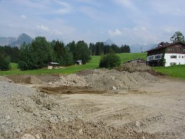 ich stehe bereits auf &amp;quot;neuland&amp;quot;... das bild täuscht.... hier wurde ne menge abgeladen! ich denke der ganze aushub..... die 2 lkw fahren ja immer nur auf und ab!