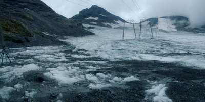 Gletscherrand an der Trasse SL Vorab und Schneedepot im Steilhang kurz nach Entfernen der Isoliermatten (Aufnahmedatum: 31.08.2014)