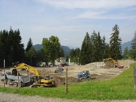 der neue parkplatz, dahinter ist der alte (rund ums haus).... rechts erkennt man deutlich die höhe des aushubs! wird ganz schön was weggebuddelt..... dort wird jetzt der hang mit steinen befestigt und der aushub liegt jetzt neben der talstation....