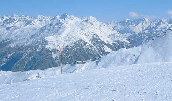 Panoramaaufnahme im Skigebiet, am unteren Bildrand ist die Bergstation der 6 EUB Vesettla mit der Nova Stoba zu erkennen.