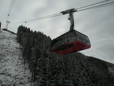 ohne grelle Werbung einer völlig unbekannten Bank kann eine Pendelbahnkabine tatsächlich gut aussehen!