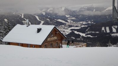 s Balzplatzerl (neue Hütte, drin hängen Holzbügel und man sitzt tw  auf alten ESL sitzen)