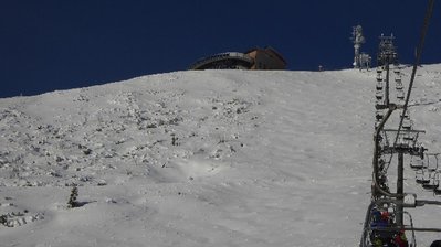 Die ersten am Berg sind wir zwar nicht (es ist fast 10), der Steilhang ist noch unbefahren. Ob es am "Closed" Schild liegt? Am Donnerstag hat es ja auch niemand gestört...