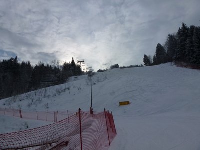Strecke im unteren Teil mit noch unpräpariertem Zielhang, die schon präparierte Piste kommt von links.