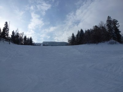 Nochmal Blick nach oben mit Einfahrt von rechts - von dort kamen wir immer, man fuhr unterhalb der Talstation des Anfängerliftes Zapreval rüber.