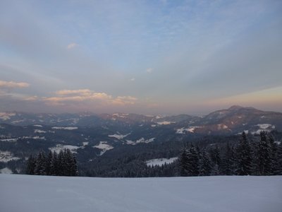 ... ein Ausblick bei langsam untergehender Sonne in Richtung Skigebiet, sprich Norden und ...