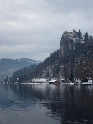 Burg oberhalb des Sees