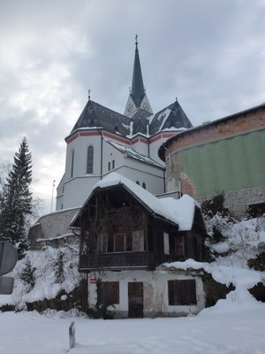 Kirche mit unterhalb liegendem alten Haus