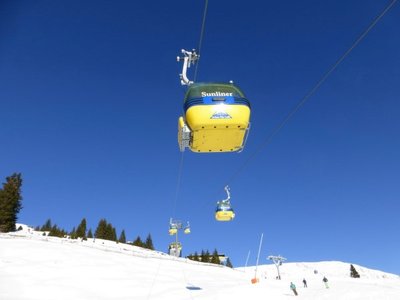 der gelbe sunliner vor dem strahlend blauen himmel