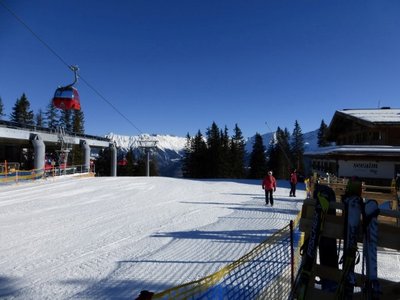 links die neue mittelstation der alpkopfbahn - rechts die neue hög-alm