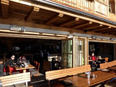 die hög-alm hat verscheidene "stuben" und bars. wie mittlerweile standard