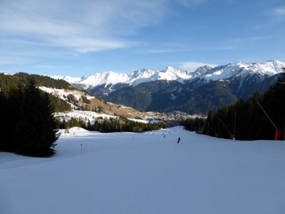 also schnell zurück über die mittel-abfahrt. vor uns... serfaus in grün