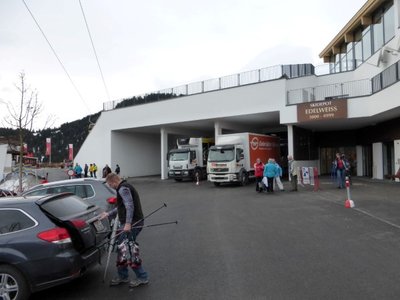 also widmen wir uns mal den neuen skidepot. hier vom parkplatz aus. es gibt diverse depots. wenn man das edelweiss hier "durchgeht" kann man mit einer rolltreppe direkt zum depot schönjoch I &amp; II fahren... steht aber nirgendwo. neben dem edelweiss gibts einen "zugang zur piste"