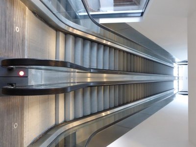 nimmt man diesen zugang steht man vor dieser rolltreppe...