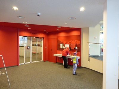 vorraum mit fön und spiegel