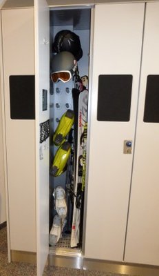 ...und so sieht ein spind aus. kein schlüsel, geöffnet wird mit separater keycard