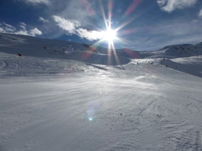 mittwoch... nordseite (auffahrt mit schönjoch schon gesperrt). windig... und man sieht die "schneequalität" der piste. kurz hiernach schneits und stürmts. und der skitag ist schon zu ende
