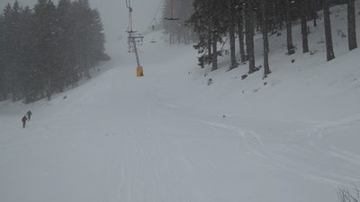 Die oberen zwei Drittel der Lifttrasse, rechts und vor allem links oben sehr breit.