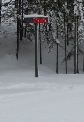 Und hier noch die Anzeige der Geschwindigkeitsmesstrecke. Die Messtelle selbst besteht aus 4 Stangen am  Ende des Steilstücks der Talfahrt