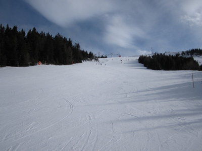 rote Bärnbissabfahrt, im Hintergrund der 6-CLD Bärnbiss
