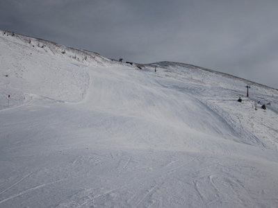 Gipfelbahnabfahrt, im Hintergrund der 2-SL Eggeralm