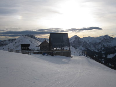 ehemalige Bergstation des 2-CLF Seetal (2.114 m, LSAP), dahinter die Panoramaalm