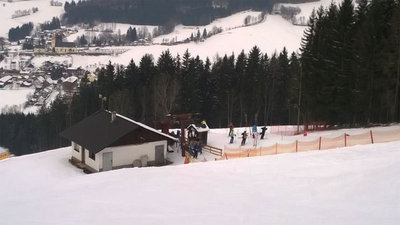 Blick vom Ausstieg Schwabenberglift I zum Einstieg Schwabenberglift II, ein alter Dieselbetriebener Doppelmayr Kurzbügler mit Einstiegshilfe.
