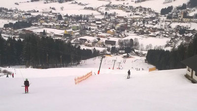 Blick hinunter auf die Piste Rot 11 und Blau 10