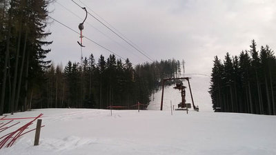 Schwabenberglift II Ausstieg und Umlenkrolle. Oben am Berg befindet sich der Speicherteich für die Beschneiungsanlage. Laut einem Gespräch mit einer Einheimischen war es geplant den Lift bis ganz nach oben zu Verlängern was jedoch am Geld scheiterte.