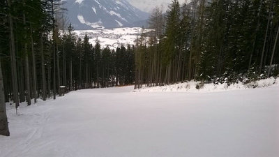 Auf der roten 9. Rechts nach der Kurve befindet soch der Ausstieg vom Schwabenberglift I bzw. Einstieg Schwabenberglift II