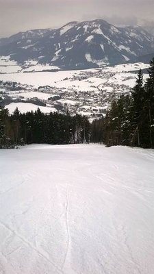 Auf der schwarzen 8. Blick hinunter. Diese Piste wurde um ca. 12.30Uhr nach Ende des Rennens geöffnet. Teilweise waren vom Rennen leichte Spuren/Wannen vorhanden.