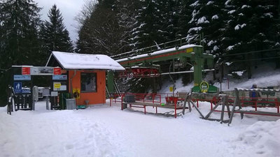 Einstiegsbereich. Die Karte muss man direkt beim Liftwart in dem orangenen Häuschen kaufen. Die eigentliche Kassa hat zu. Die Skidata Terminals sind abgedeckt.