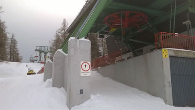 Zoom. Im Hintergrund ist schön zu sehen dass das letzte Stück bergab geht.