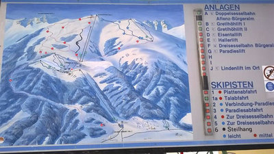Oben angekommen öffnet sich einem das Skigebiet. Der Plan ist leider nicht mehr Aktuell.