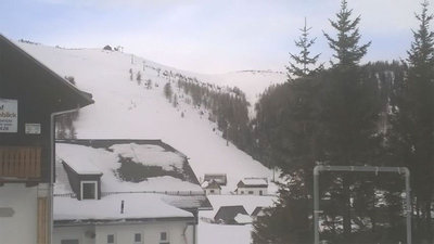 Blick zur Stillgelegten Dreiersesselbahn welche bereits nach Kroatien verkauft wurde. Die Sessel sind bereits weg, Seil und Stützen stehen noch.